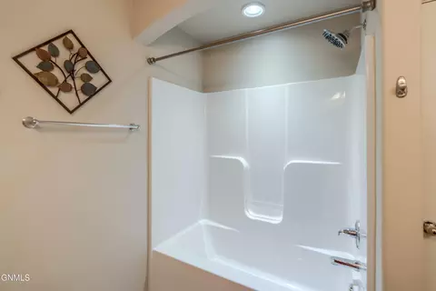 Bath - 824 Compass Ln, Bismarck, ND 58504 photo 8 of 11