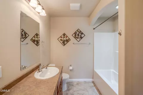 Bath - 824 Compass Ln, Bismarck, ND 58504 photo 7 of 11