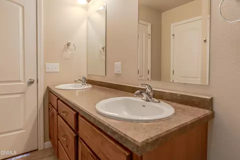 Bath - 824 Compass Ln, Bismarck, ND 58504 photo 10 of 11