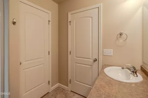 Bath - 824 Compass Ln, Bismarck, ND 58504 photo 11 of 11