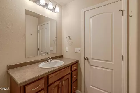 Bath - 824 Compass Ln, Bismarck, ND 58504 photo 4 of 11