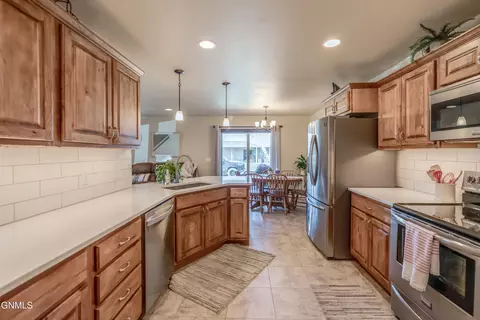 Kitchen - 824 Compass Ln, Bismarck, ND 58504 photo 4 of 9