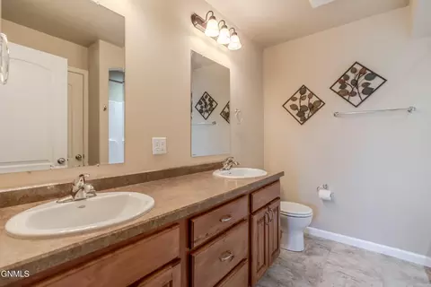 Bath - 824 Compass Ln, Bismarck, ND 58504 photo 6 of 11
