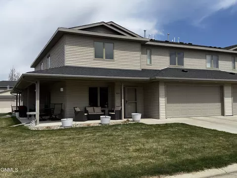 824 Compass Ln, Bismarck, ND 58504