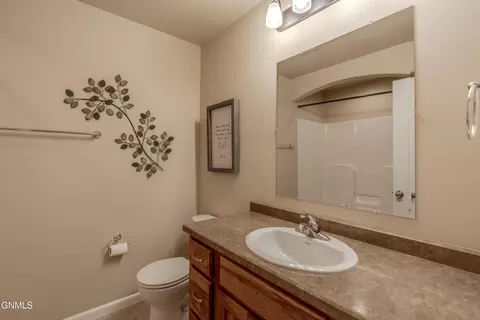 Bath - 824 Compass Ln, Bismarck, ND 58504 photo 2 of 11