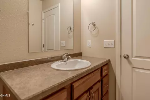 Bath - 824 Compass Ln, Bismarck, ND 58504 photo 5 of 11