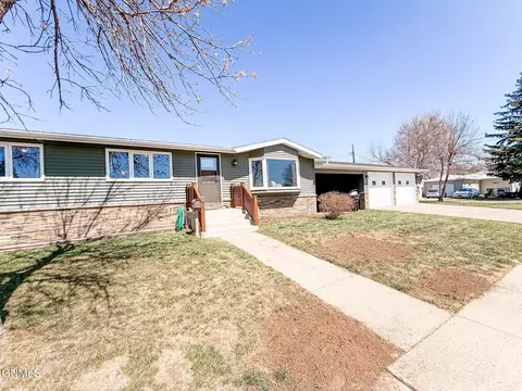 908 6th St W, Williston, ND 58801