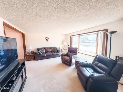 Living - 908 6th St W, Williston, ND 58801 photo 4 of 5