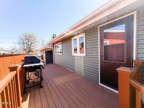 Exterior - 908 6th St W, Williston, ND 58801 photo 2 of 3