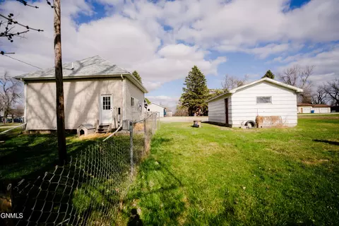 Exterior - 301 Park St, Buchanan, ND 58420 photo 2 of 2