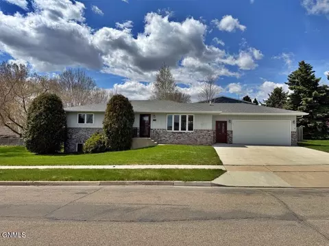 3738 Montreal St, Bismarck, ND 58503
