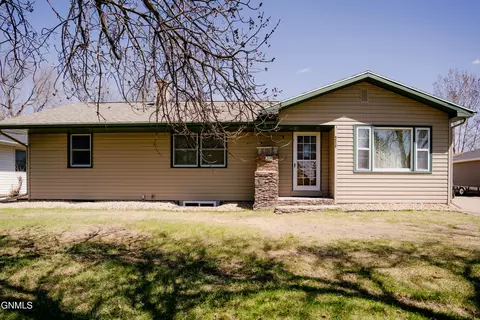 218 11th Ave NE, Jamestown, ND 58401