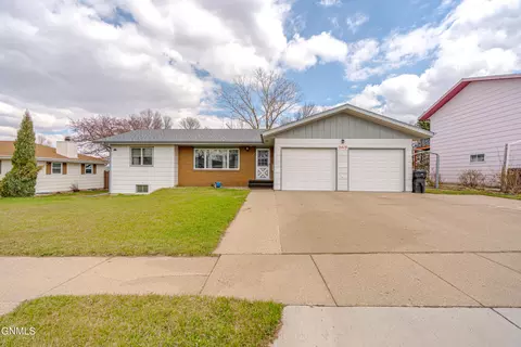 2413 N 6th St, Bismarck, ND 58503