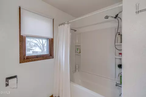 Bath - 2413 N 6th St, Bismarck, ND 58503 photo 4 of 10