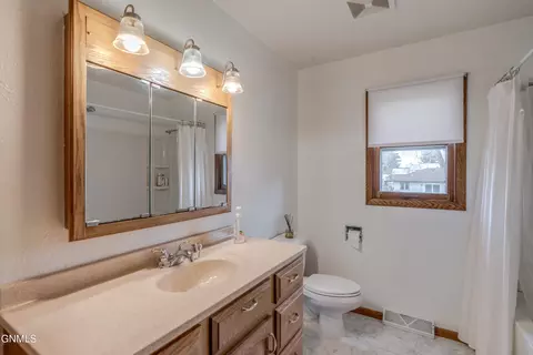 Bath - 2413 N 6th St, Bismarck, ND 58503 photo 3 of 10