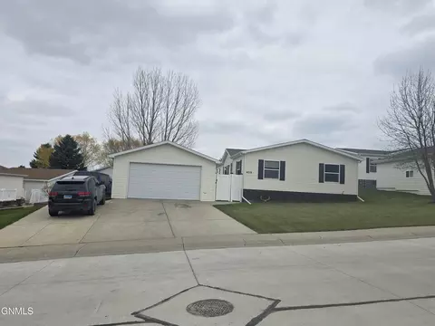 4019 Chandler Ln, Bismarck, ND 58503