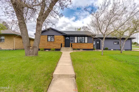1811 Monte Dr NW, Mandan, ND 58554