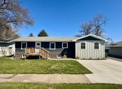 114 3rd St NE, Hazen, ND 58545