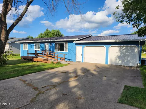 519 1st Ave NW, Steele, ND 58482