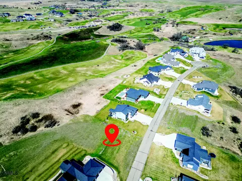 8214 Nicklaus Dr, Bismarck, ND 58503