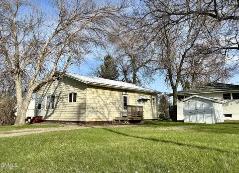 409 Roosevelt Ave, Underwood, ND 58576
