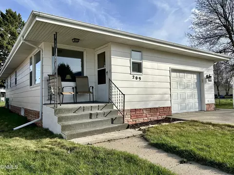 209 Roosevelt Ave, Underwood, ND 58576