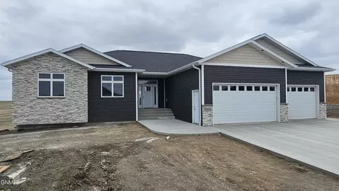 3911 Platinum St, Bismarck, ND 58503