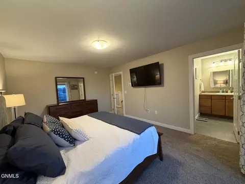 Bedroom - 823 14th St SE, Mandan, ND 58554 photo 3 of 5