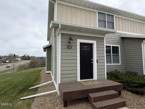 Exterior - 823 14th St SE, Mandan, ND 58554 photo 1 of 2