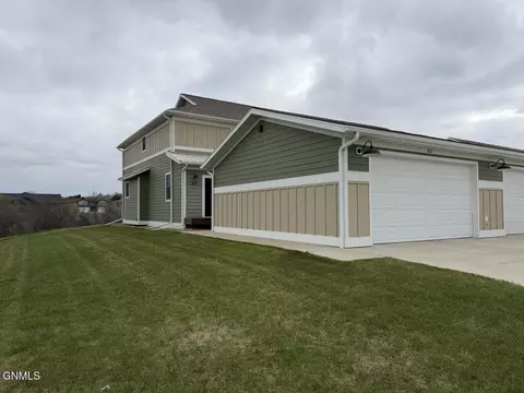 823 14th St SE, Mandan, ND 58554