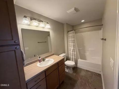 Bath - 823 14th St SE, Mandan, ND 58554 photo 7 of 7