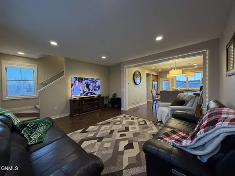 Living - 823 14th St SE, Mandan, ND 58554 photo 2 of 3