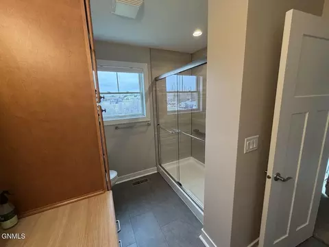 Bath - 823 14th St SE, Mandan, ND 58554 photo 3 of 7