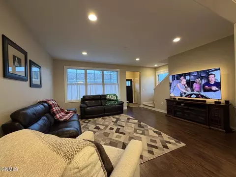 Living - 823 14th St SE, Mandan, ND 58554 photo 3 of 3