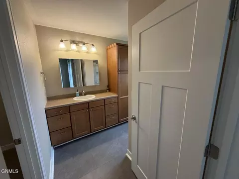 Bath - 823 14th St SE, Mandan, ND 58554 photo 2 of 7