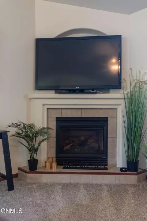 Living - 1075 Turnpike Ave E, Bismarck, ND 58501 photo 3 of 3