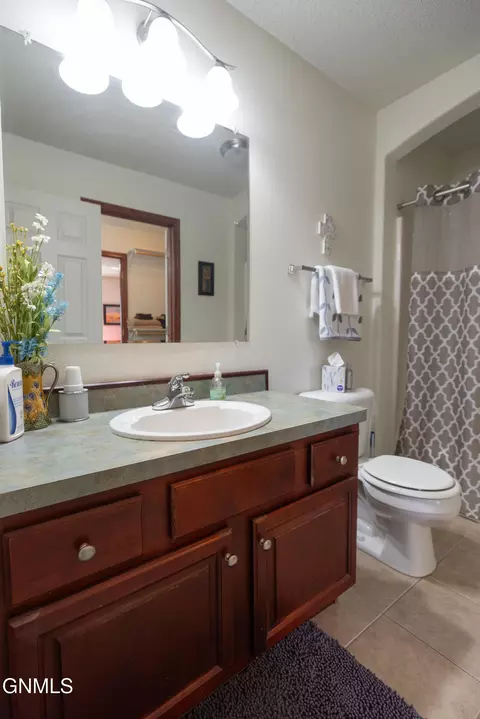 Bath - 1075 Turnpike Ave E, Bismarck, ND 58501 photo 3 of 4