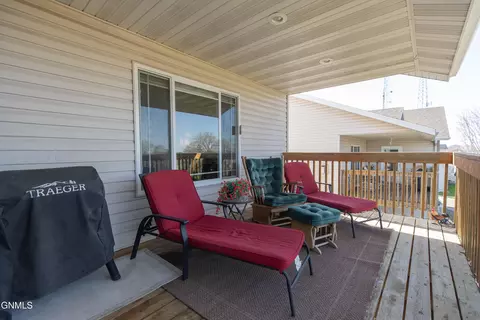 Exterior - 1075 Turnpike Ave E, Bismarck, ND 58501 photo 10 of 12