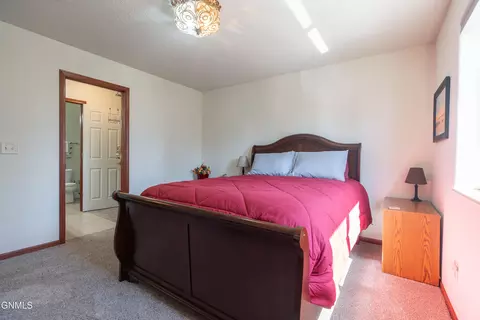 Bedroom - 1075 Turnpike Ave E, Bismarck, ND 58501 photo 5 of 6