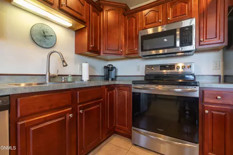 Kitchen - 1075 Turnpike Ave E, Bismarck, ND 58501 photo 4 of 6
