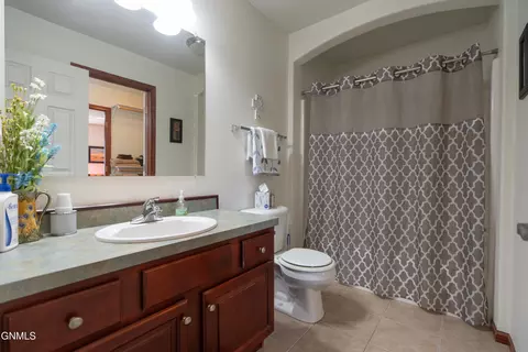Bath - 1075 Turnpike Ave E, Bismarck, ND 58501 photo 2 of 4