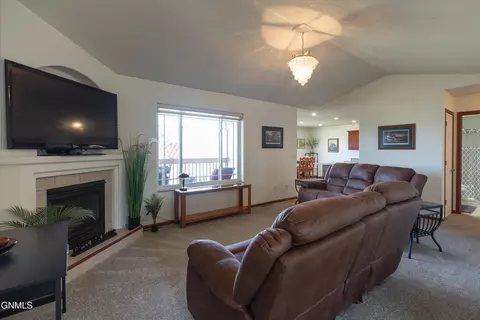 Living - 1075 Turnpike Ave E, Bismarck, ND 58501 photo 1 of 3