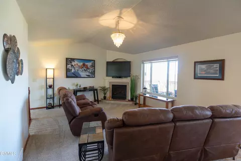 Living - 1075 Turnpike Ave E, Bismarck, ND 58501 photo 2 of 3