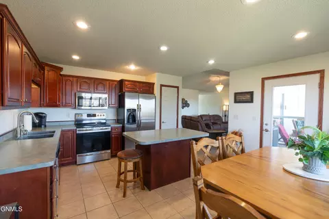 Kitchen - 1075 Turnpike Ave E, Bismarck, ND 58501 photo 6 of 6