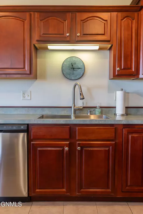 Kitchen - 1075 Turnpike Ave E, Bismarck, ND 58501 photo 5 of 6