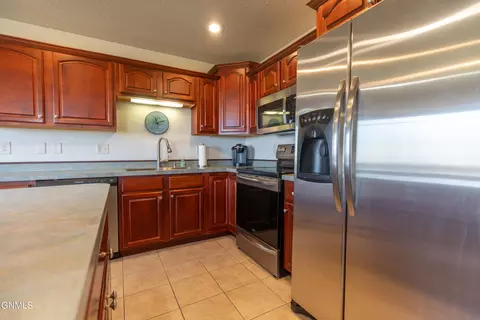 Kitchen - 1075 Turnpike Ave E, Bismarck, ND 58501 photo 3 of 6