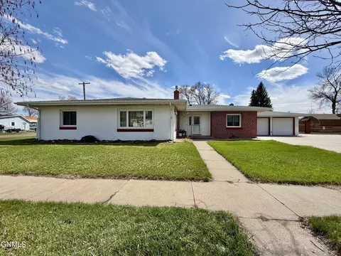 13 3rd St NE, Hazen, ND 58545