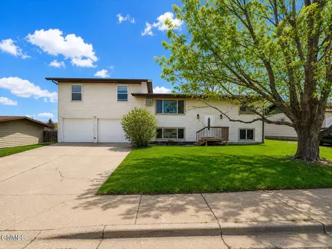 531 3rd Ave SE, Dickinson, ND 58601