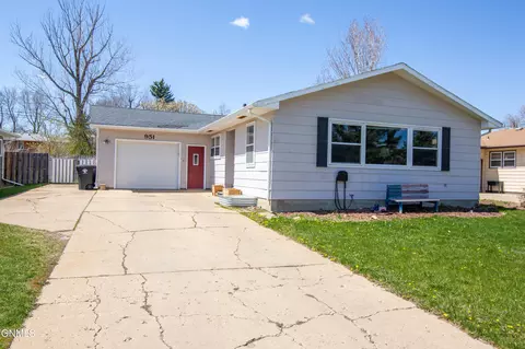 951 2nd Ave W, Dickinson, ND 58601