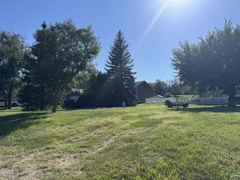 509 2nd St NW, Watford City, ND 58854